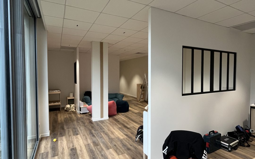 Chantier a Decines-Charpieu au ALL IN COUNTRY CLUB, pour la création d’un espace bureau, garderie et coiffure.