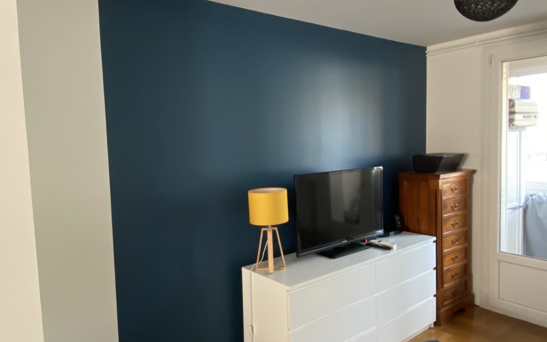 Chantier Lyon 3, Rénovation de peinture dans un petit appartement, avec une dépose de cloison pour le coin salon.