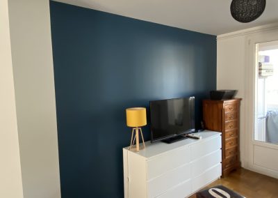 Chantier Lyon 3, Rénovation de peinture dans un petit appartement, avec une dépose de cloison pour le coin salon.
