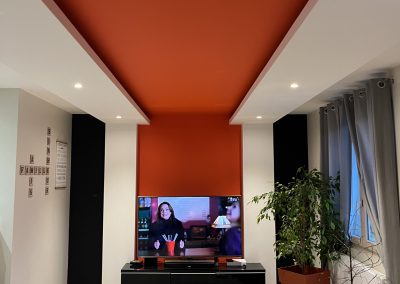 Chantier Pusignan, Création de casquette, corniche et pilier en placo pour un salon.