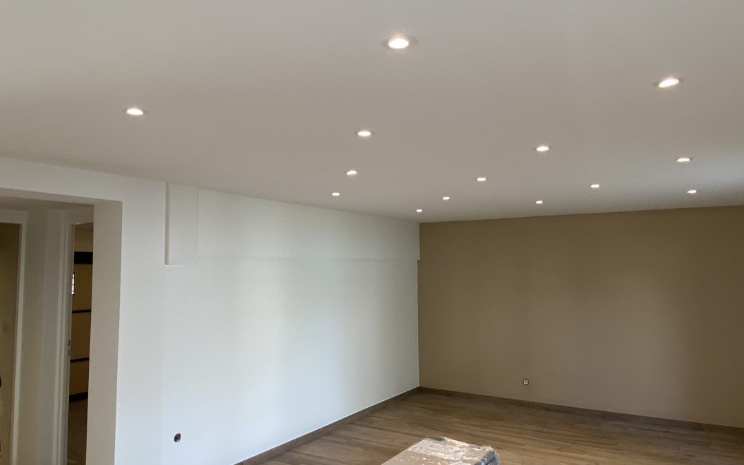 Chantier Meyzieu, rénovation du rez-de-chaussée d’une maison avec des reprises placo et une mise en peinture complète.
