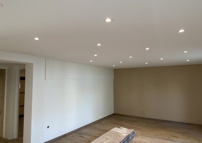 Chantier Meyzieu, rénovation du rez-de-chaussée d’une maison avec des reprises placo et une mise en peinture complète.