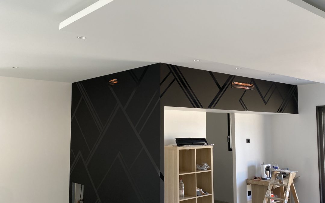Chantier Macon, réalisation d’une maison neuve en placo, préparation, peinture, peinture décorative avec pose de papier peint décoratif.