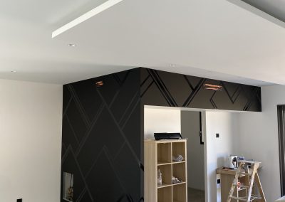 Chantier Macon, réalisation d’une maison neuve en placo, préparation, peinture, peinture décorative avec pose de papier peint décoratif.