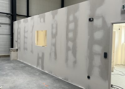 Chantier Tignieu-Jameyzieu, Bureau d’un nouveau France Pare-brise, préparation et peinture.