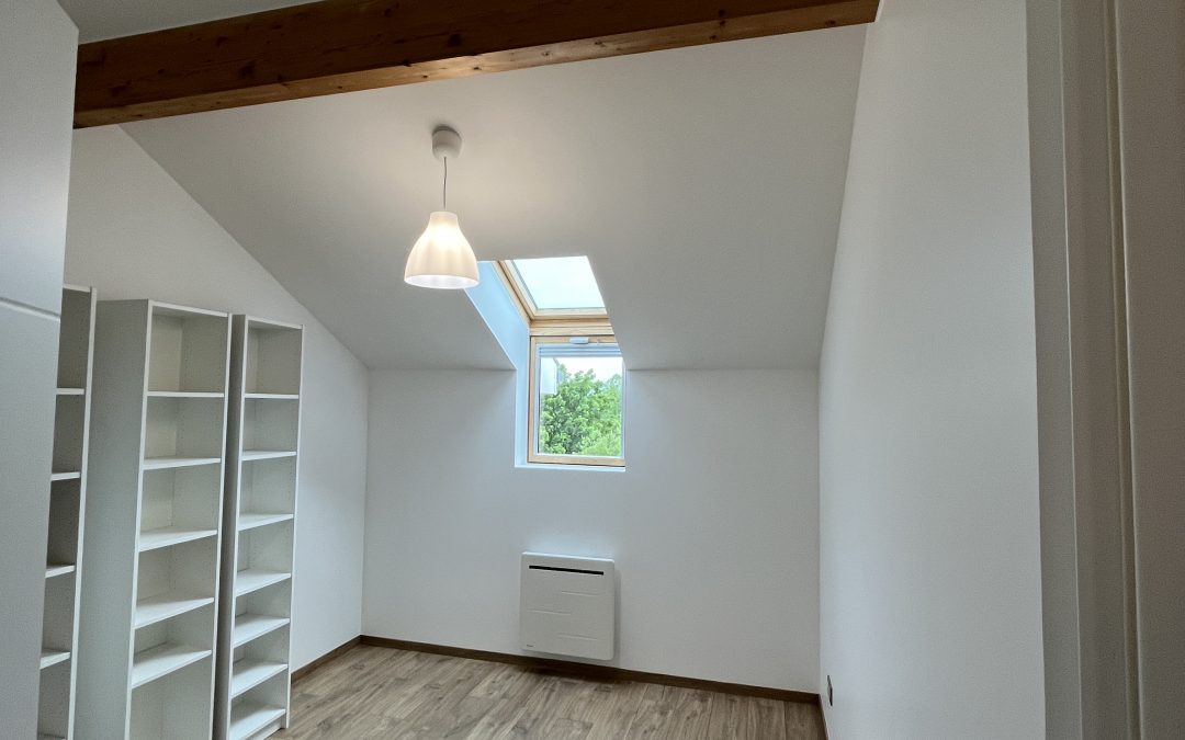 Chantier Bourgoin-Jallieu, rénovation peinture de l’étage de cette maison, avec une dépose et pose de nouveaux sols stratifié.