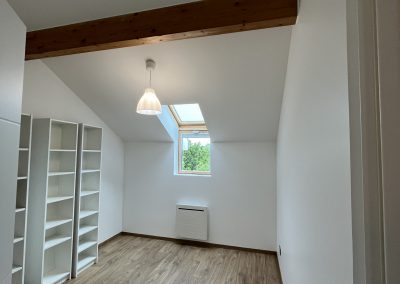 Chantier Bourgoin-Jallieu, rénovation peinture de l’étage de cette maison, avec une dépose et pose de nouveaux sols stratifié.