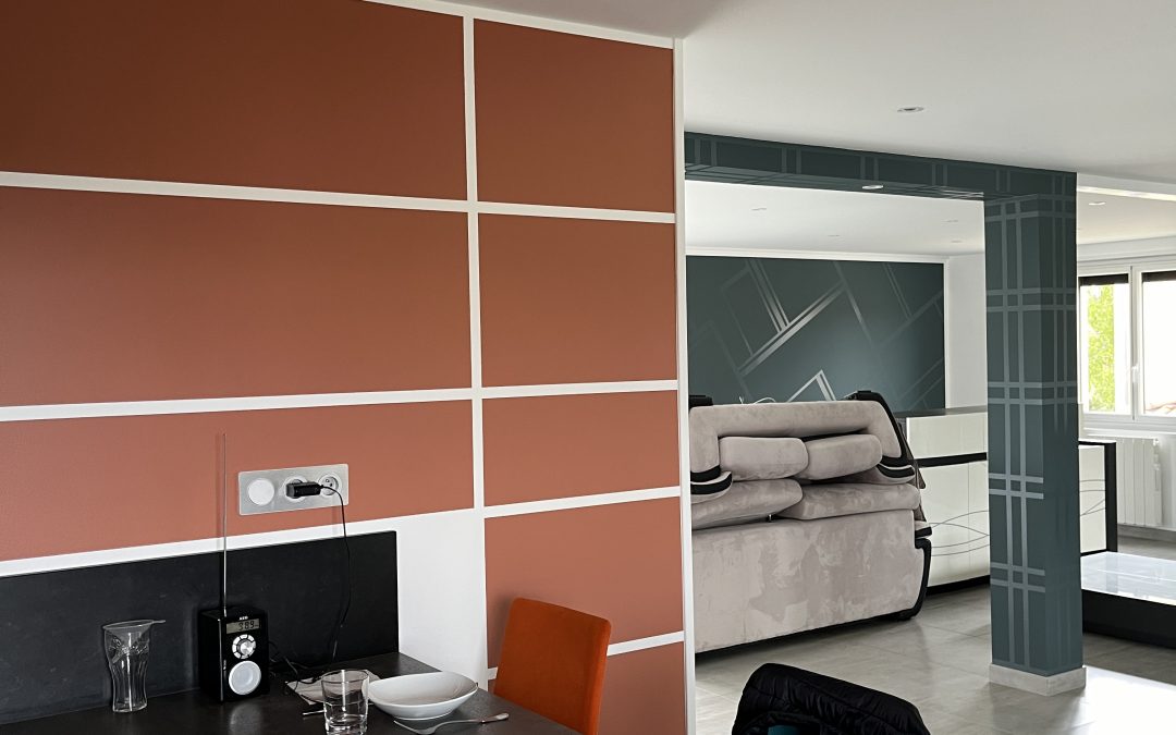 Chantier Mions, Rénovation complète d’un niveau d’une maison avec peinture décorative et pose de papier peint décoratif.