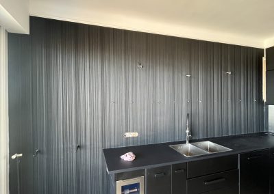 Chantier Croix-Rousse, Voici la pose d’un revêtement mural vinyle marque VESCOM Tonga, ainsi qu’un papier peint décoratif.