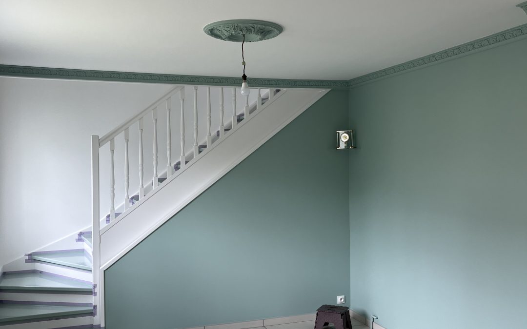 Chantier Pusignan, rénovation d’un grand salon et petite montée d’escalier d’une maison.